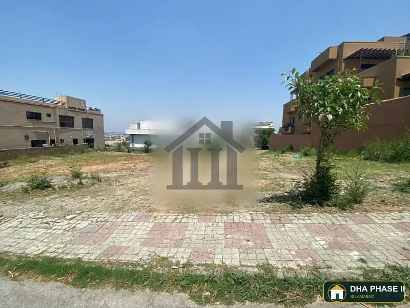 Family Bee Park Facing Wide Street Solid Level Plot Prime Location DHA Phase 2 Sector B image 1